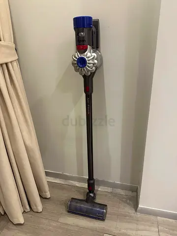 DYSON vacuum cleaner V8 Absolute with charging port and 4 extra attachments for sale pick up Meydan