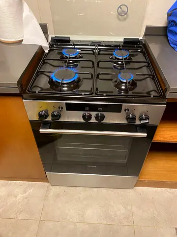 Siemens 60x60cm 4 burner gass cooker neat and clean FREE DELIVERY + WARRENTY