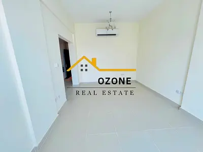 Wow brand new building in school area 2bath saprit room and saprit hall door good location easy exi