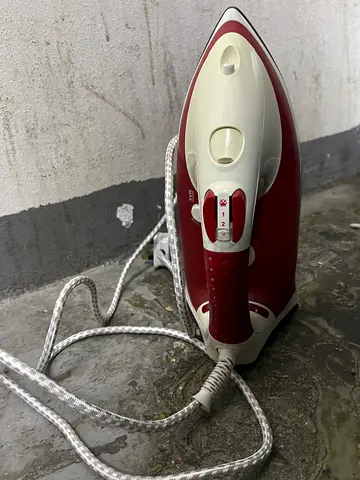 Red and white steam iron - good working condition