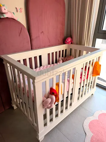 White Wooden Baby Crib in Excellent Condition