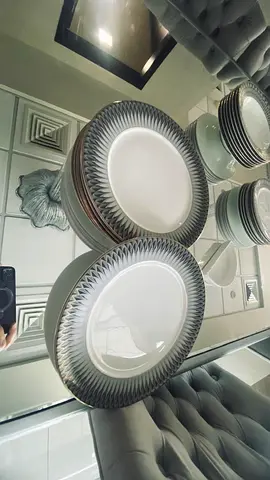 Set of porcelain dinner plates from THEONE