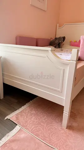White wooden toddler/crib bed - good condition