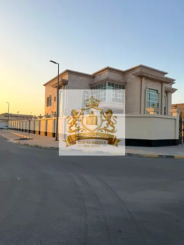 للبيع / فيلا في الطرفا / الشارقه / مساحه ١٨٠٠٠ قدم زاريا ٣ شوارع