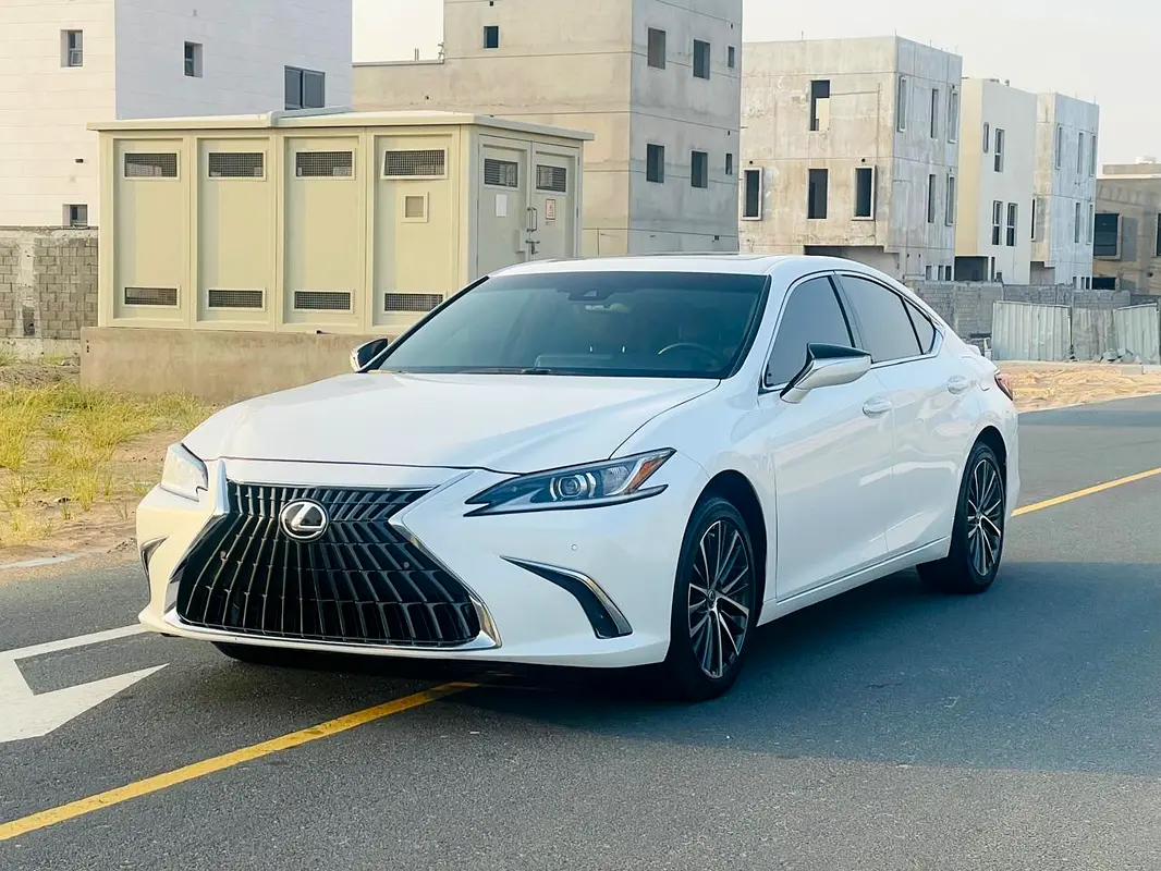 Lexus ES-Series 2023 — photo 1 of 17
