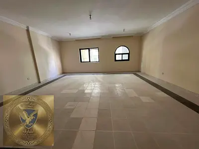 شقة ثلاث غرف وصالة للايجار السنوي في منطقة القاسمية المحطة مساحة واسعة تشطيب حديث اطلالة مفتوحة موقع متميز