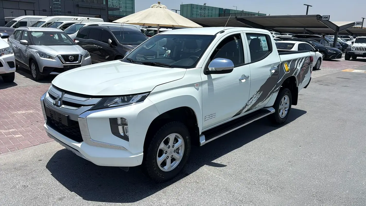 Mitsubishi L200 2022 — photo 1 of 14