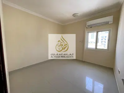 شقة غرفة وصالة للإيجار السنوي في النباعة الشارقة | مع موزع | 2 حمام | موقع مميز قريب من جميع الخدمات