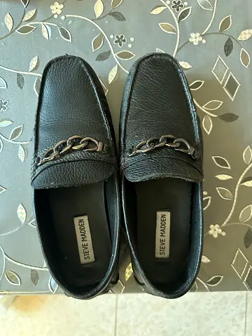 Mens Steve Madden black leather loafers with chain detail, gently used