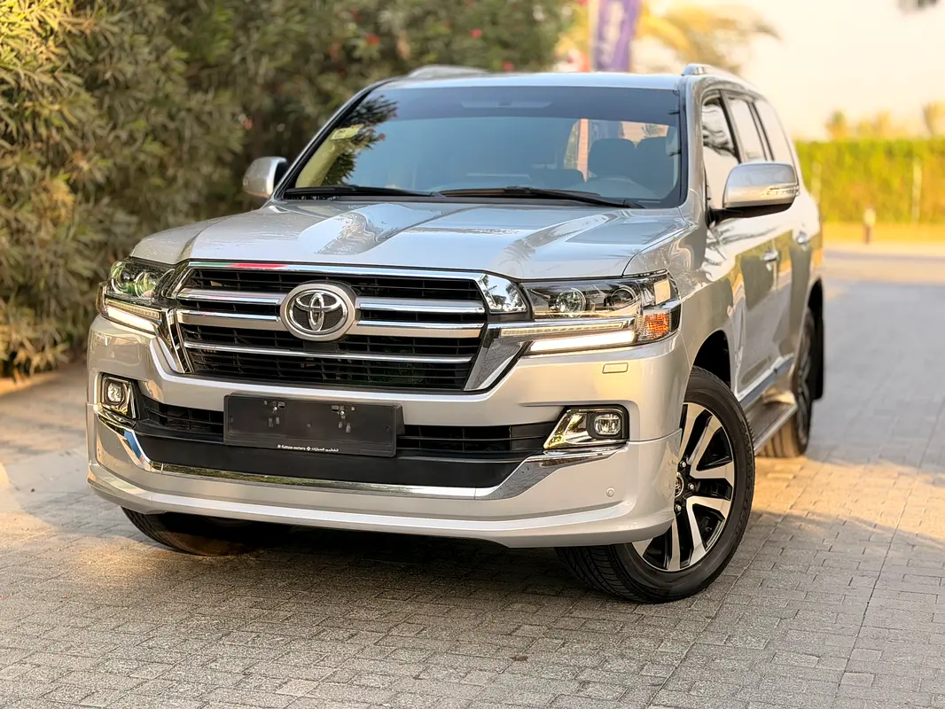 Toyota Land Cruiser 2019 — photo 1 of 18