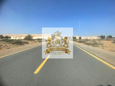 للبيع أرض صناعية في الشارقة / تمالك حر للعرب / حق انتفاع للاجانب/ جاهزة للبناء / بلوك 2  منطقة الصجعة (مدينة الإمارات)