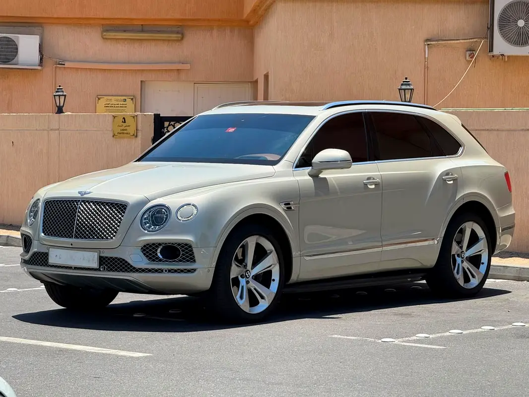 Bentley Bentayga 2018 — photo 1 of 15