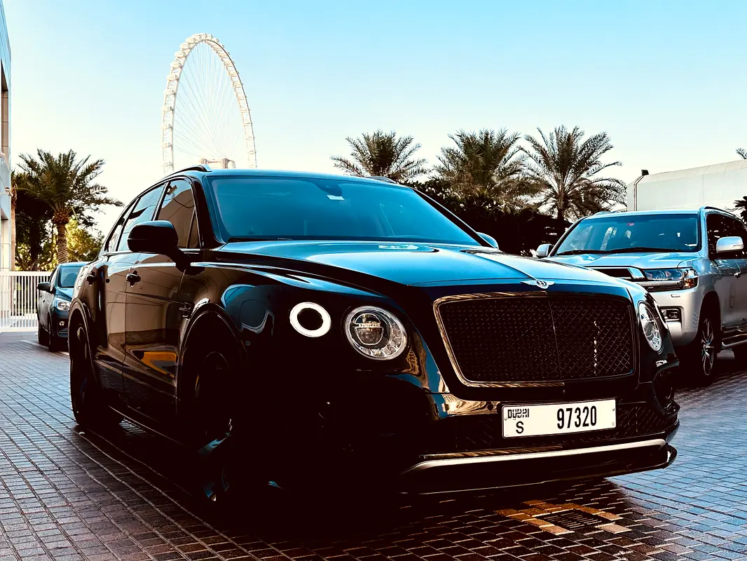 Bentley Bentayga 2018 — photo 1 of 11