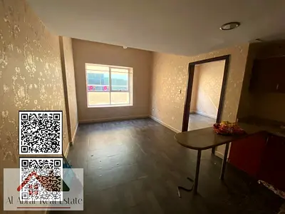 عرض حصري للإيجار مع موقف سيارات، غرفة نوم واحدة، صالة، حمام واحد، مطبخ أمريكي في برج جاردن سيتي، الطابق العلوي