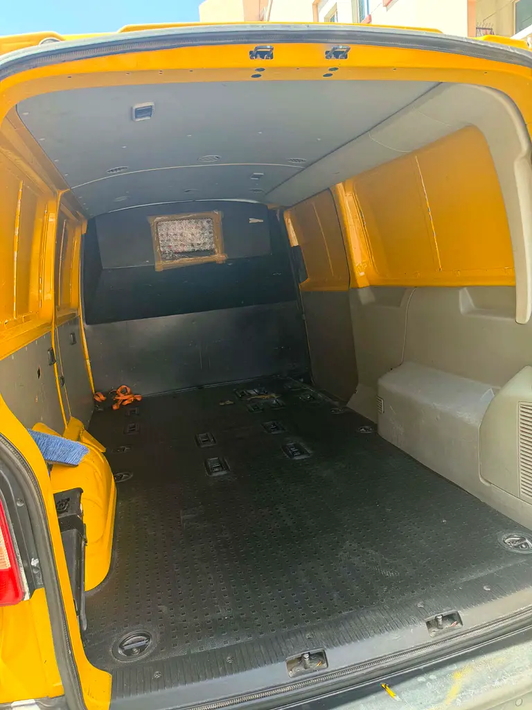 Volkswagen Transporter 2015 — photo 1 of 6