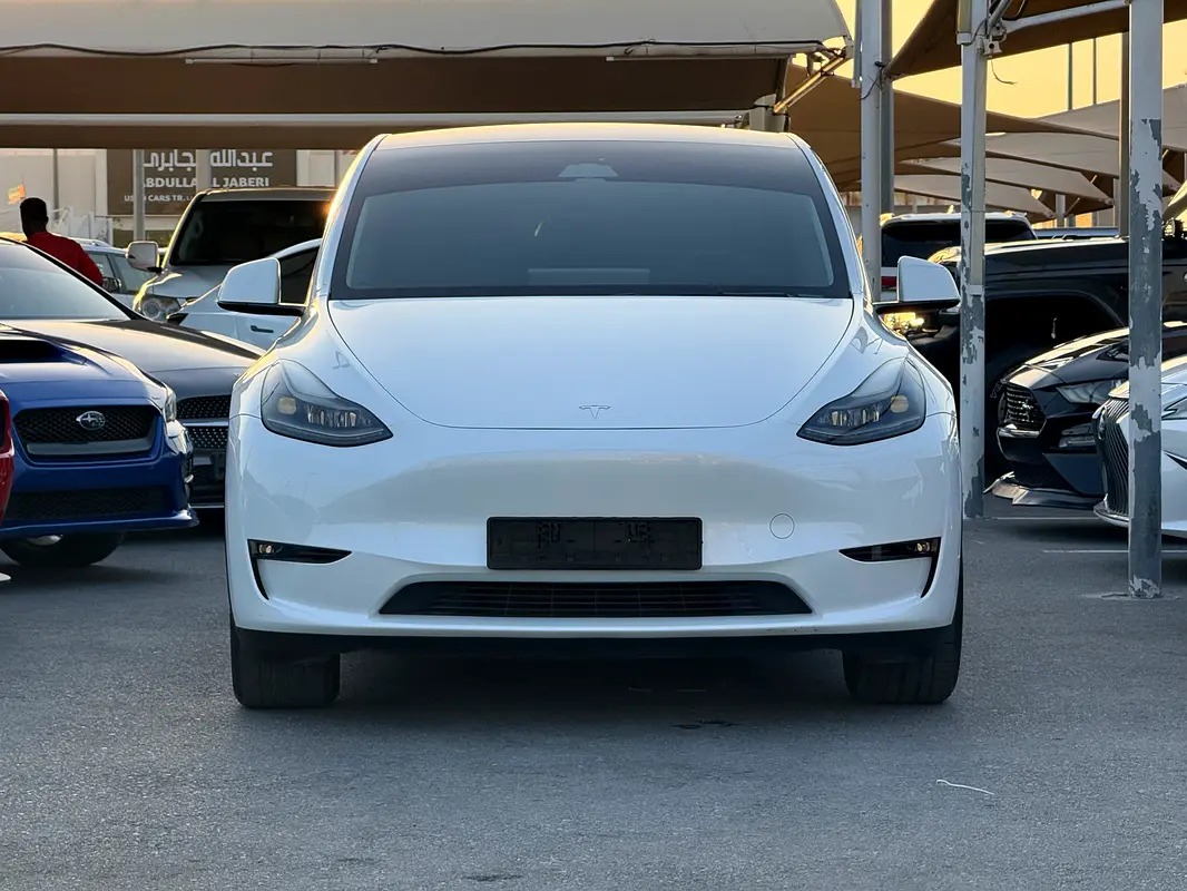 Tesla Model Y 2024 — photo 1 of 10