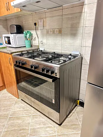 Veneto 5-Burner Gas Cooker  Oven – Excellent Condition!