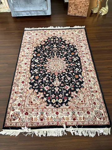 Traditional Persian-style area rug - 4x6 ft, good condition