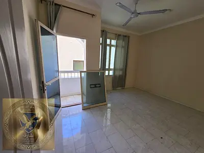 غرفتين وصالة للإيجار في النباعة بدون تامين مع بلكونة وتكيف وغاز مركزي باركن رملي مجاني سهل الوصول الي دبي وعجمان.