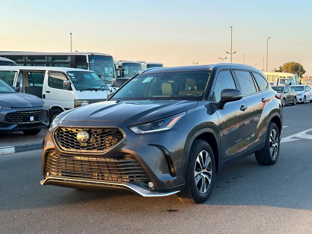 Toyota Highlander 2023 — photo 1 of 19
