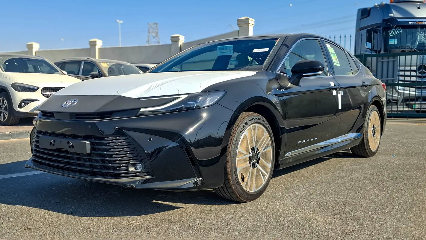 Toyota Camry 2026 — photo 1 of 15