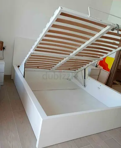 Ikea hydrolic bed with ikea mattress Queen size 160x200cm bed