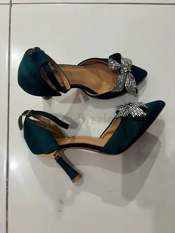 Elegant Emerald Green Pointed Toe Heels with Crystal Bow Detail