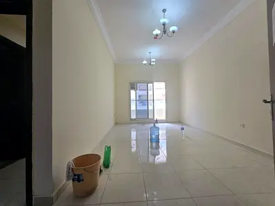 شقة غرفة نوم ماستر. صالة واسعة. بلكونة. حمامان. مطبخ منفصل. تكييف مركزي منطقة مدينة الامارات
