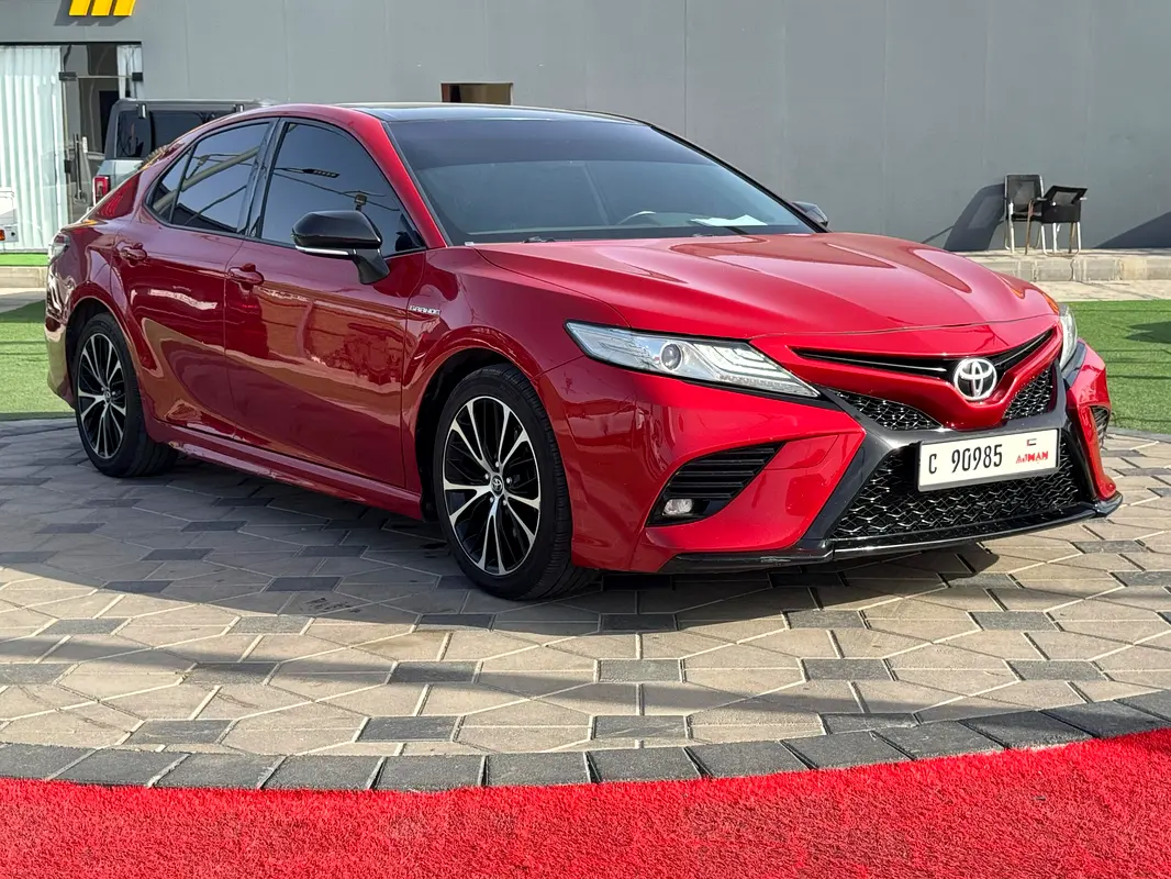 Toyota Camry 2019 — photo 1 of 9