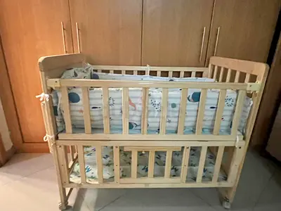 Wooden Baby Crib with Mattress and Bumpers - Light Natural Finish - 3M used
