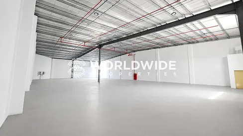 مستودع فاخر بمساحة 20,000 قدم مربع، يطل على الطريق الرئيسي | 200 كيلوواط | مدخل مزدوج للتحميل والتفريغ | الباهيا
