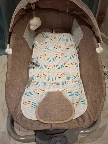 Used baby rocker/bassinet with mattress and mobile - good condition,used less than 1 month