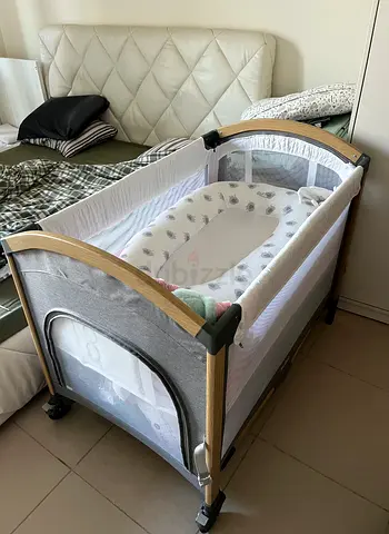 Portable bassinet/pack n play with mattress - light grey wooden frame