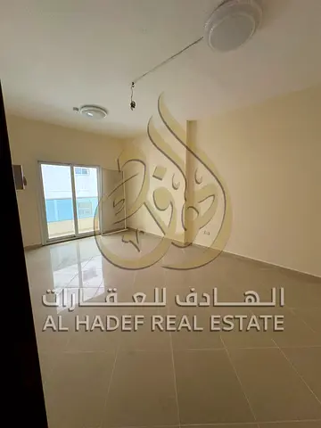 تقع الشقة بالقرب من الأسواق والمطاعم ووسائل المواصلات، مع سهولة الوصول إلى مختلف مناطق الشارقة ودبي، مما يجعلها خياراً مثالياً للسكن العائلي.