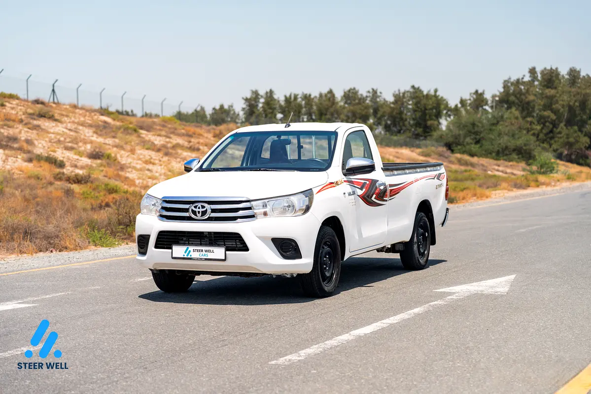 Toyota Hilux 2023 — photo 1 of 17