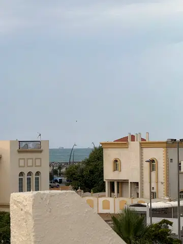 فيلا فاخرة + 5 غرف ماستر + 6 بلكونات + حديقة خاصة + باركن 16 سيارة + كورنيش الشارقة الرفاعة