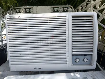 Gree 2 ton piston compressor AC for sale in excellent condition