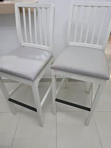 Set of 2 white wooden bar stools with padded seats