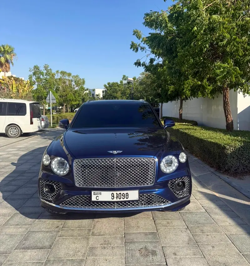 Bentley Bentayga 2021 — photo 1 of 4
