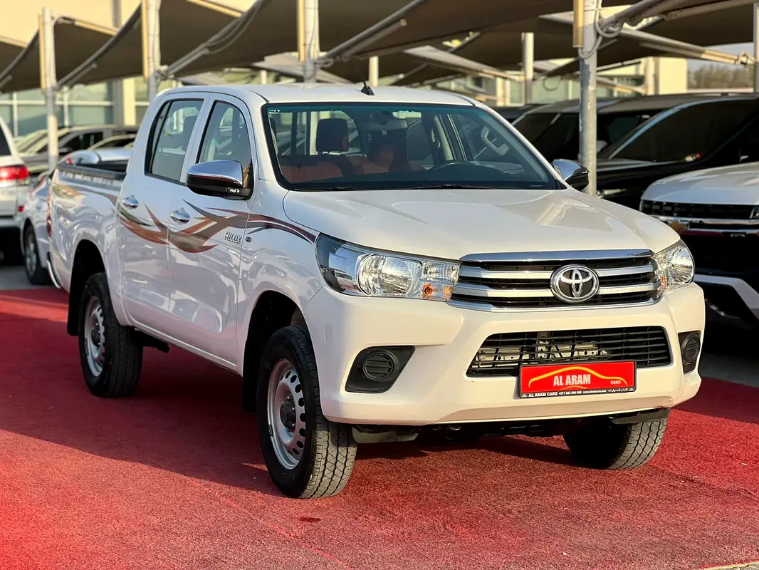 Toyota Hilux 2020 — photo 1 of 18