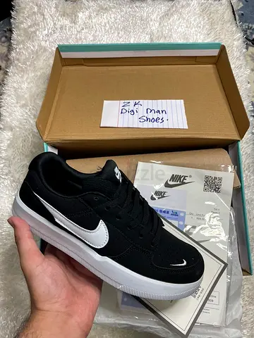Black Nike Low-Top Sneakers with White Swoosh - New size 39