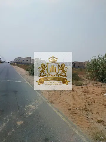 للبيع في الشارقه منطقه الحوشي ارض سكنيه   مساحه 20000 قدم تصريح فيلا سكني ارضي واول