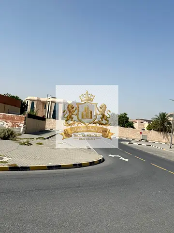 للبيع فى الشارقة منطقة الطرفا  ارض سكنية   زاوية على ثلاثة شوارع قار 18 متر و 12 متر  مساحة 7131 قدم مربع