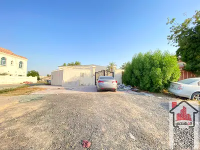 Small villa for rent in Ajman, Al Muwaihat 2 area, corner plot on two streets, consisting of 3 bedrooms, a living room, a kitchen, and 3 bathrooms, with air conditioning. Asking price: 70,000 AED