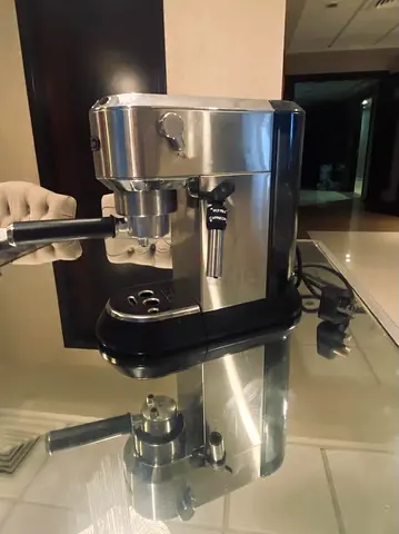 De’Longhi stainless Steel Espresso/Cappuccino Machine with Steam Wand + free descaling solution