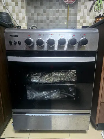 Compact freestanding oven with four burners - good working condition