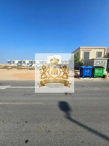 للبيع في الشارقة   منطقه الحوشى   قطعه ارض سكنيه/ مساحه 5,096 قدم   موقع مميز جدا / على شارع 18 متر
