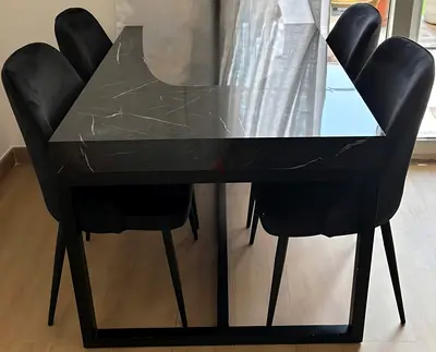 Dining table with 4 velvet chairs