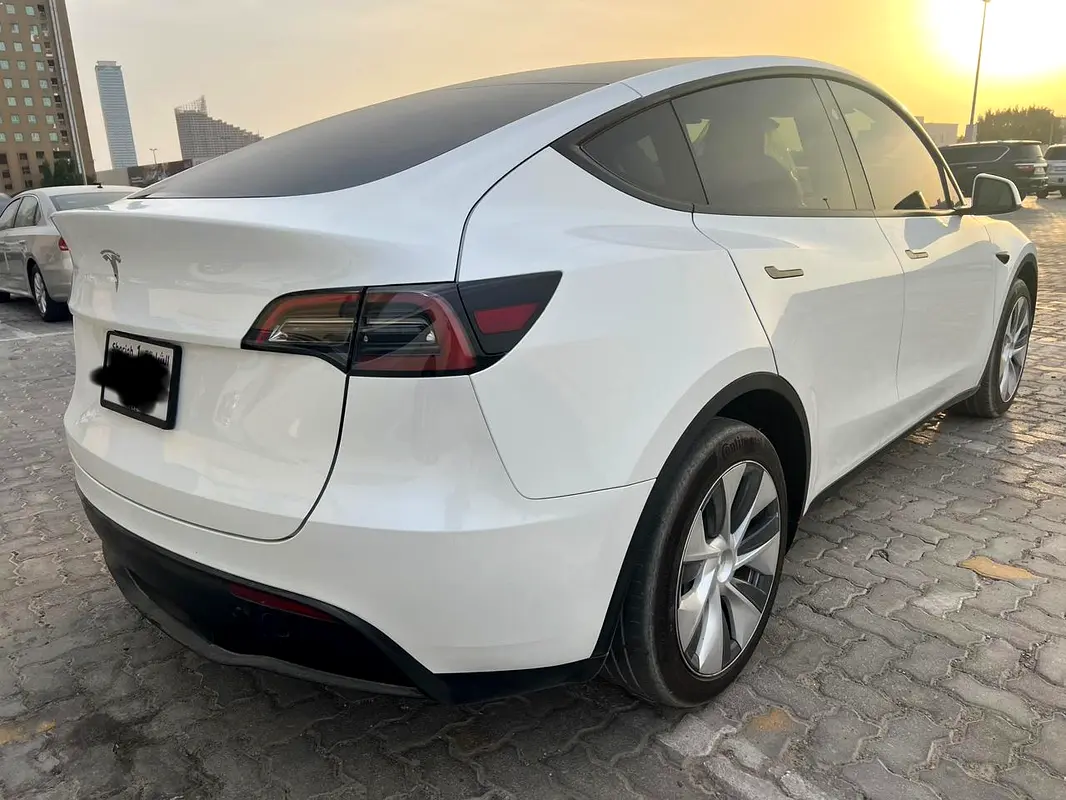 Tesla Model Y 2024 — photo 1 of 12