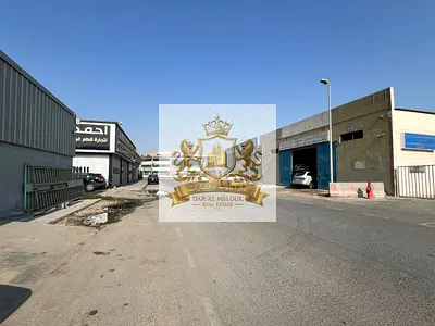 للبيع فى الشارقه   منطقه الصناعيه 4   شبره مقسمه إلى جزئين   مساحه 20000 قدم   موقع مميز جدا / على شارع 18 متر